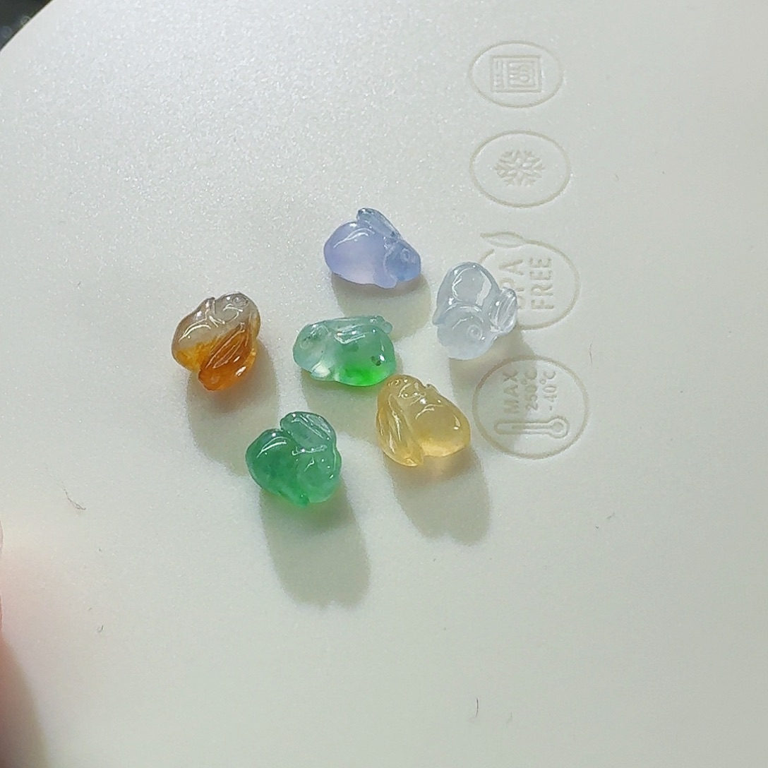 翡翠颈饰未镶嵌兔子六只一手