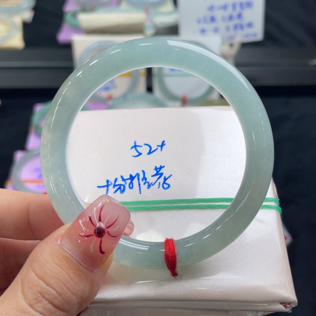 翡翠手镯未镶嵌翡翠手镯