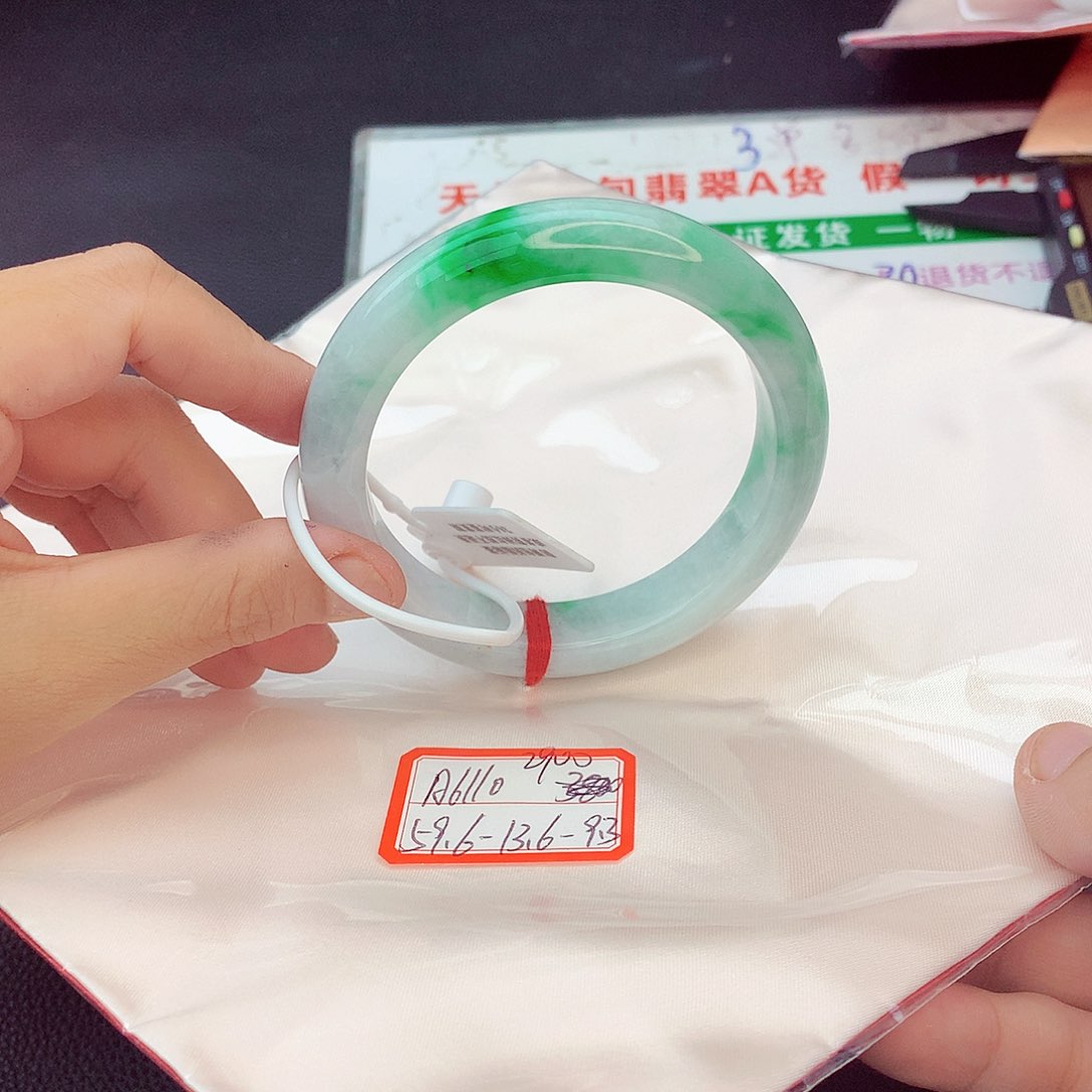 翡翠手镯未镶嵌翡翠