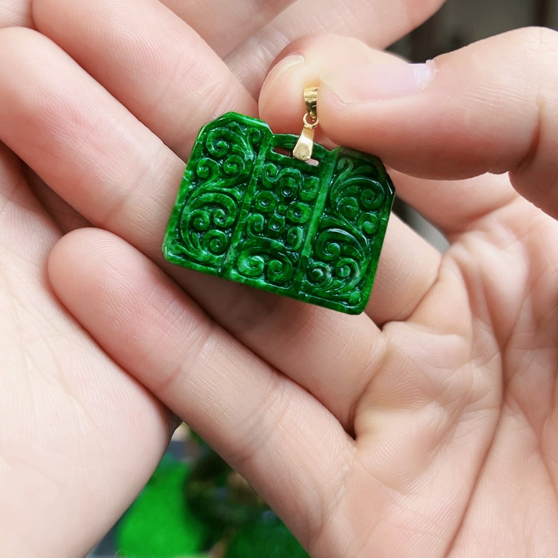 翡翠颈饰18K金镶嵌吊坠