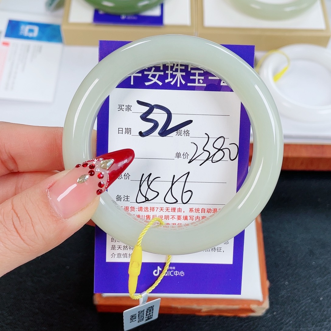 和田玉手镯未镶嵌