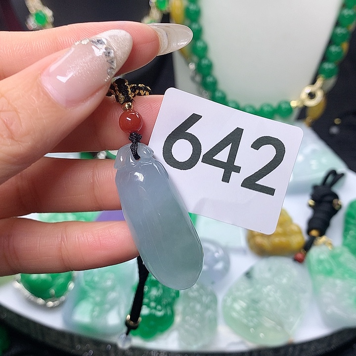 翡翠吊坠(赠链)未镶嵌