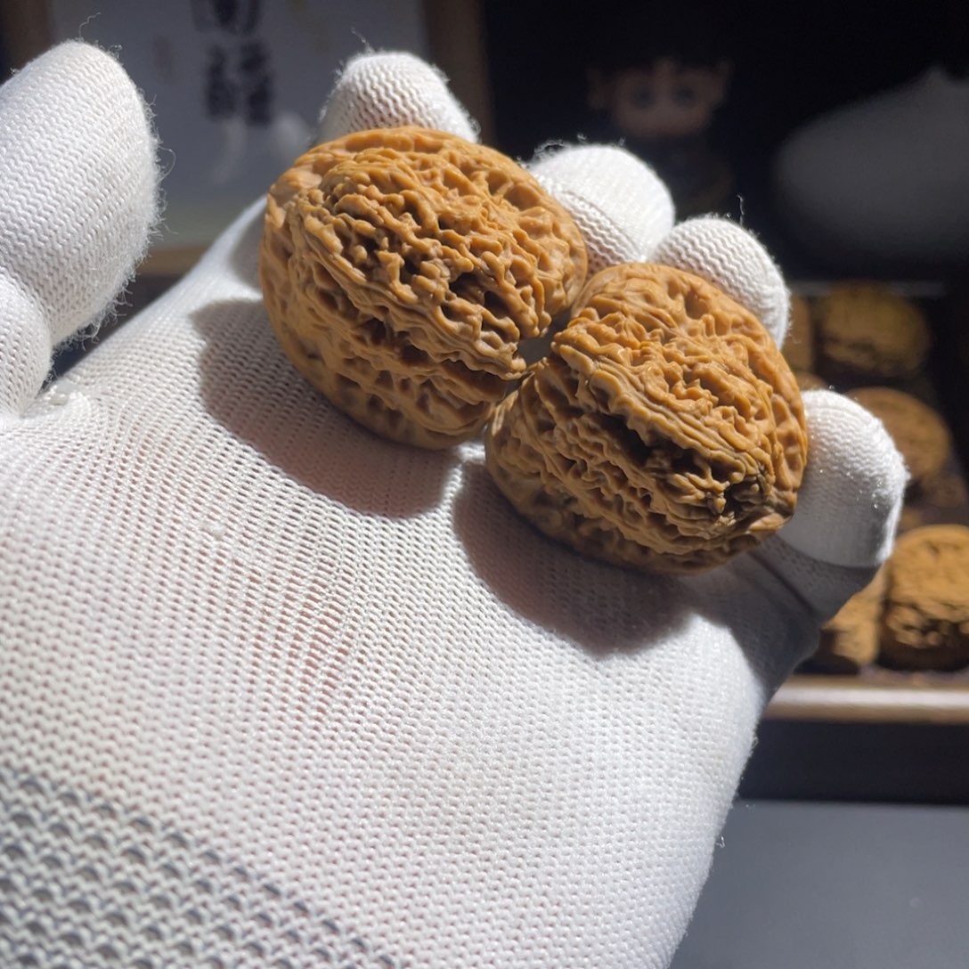 文玩核桃吊坠绿*油核桃