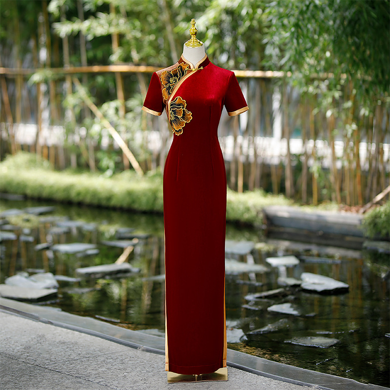 YD998酒红色丝绒刺绣花超长款走秀复古优雅高开叉改良旗袍