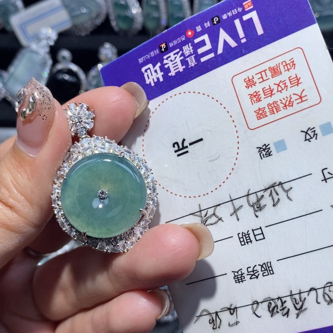 翡翠颈饰未镶嵌翡翠