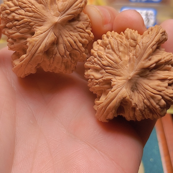 文玩核桃把件48.5全品粗筋狮虎兽边微差