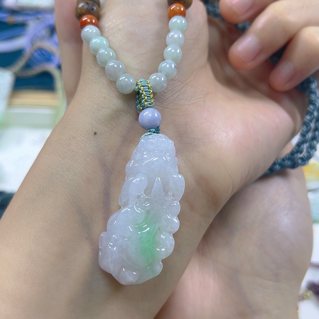 翡翠未镶嵌颈饰貔貅