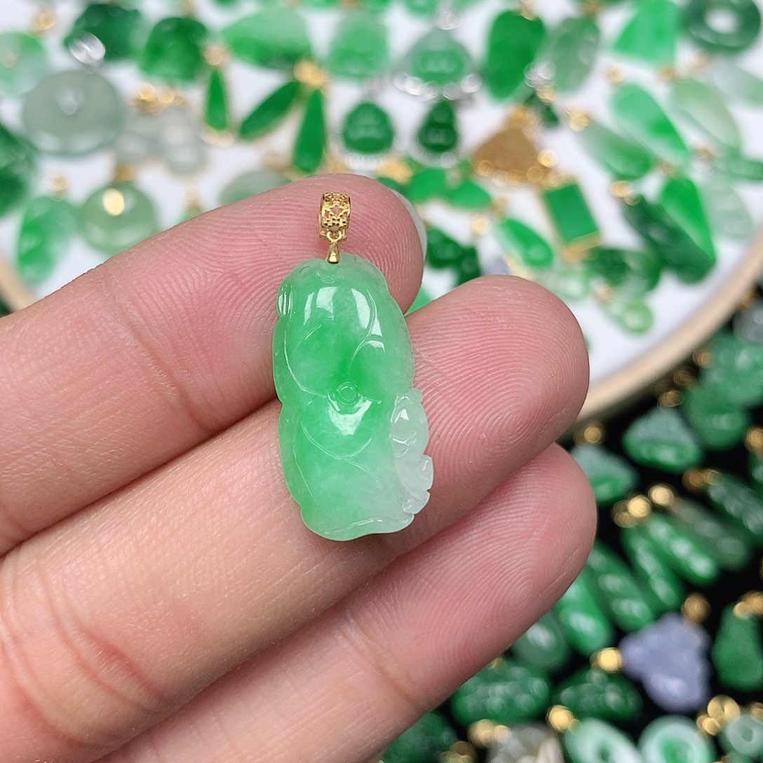 翡翠颈饰18K金镶嵌小巧精美飘阳绿荷叶鱼