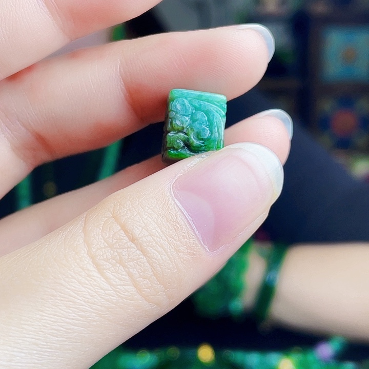 翡翠未镶嵌颈饰多样性