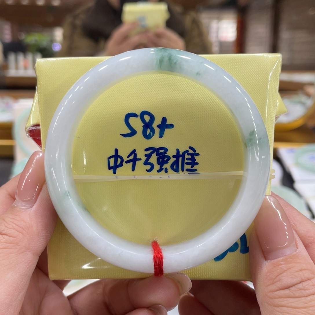 翡翠手镯未镶嵌翡翠