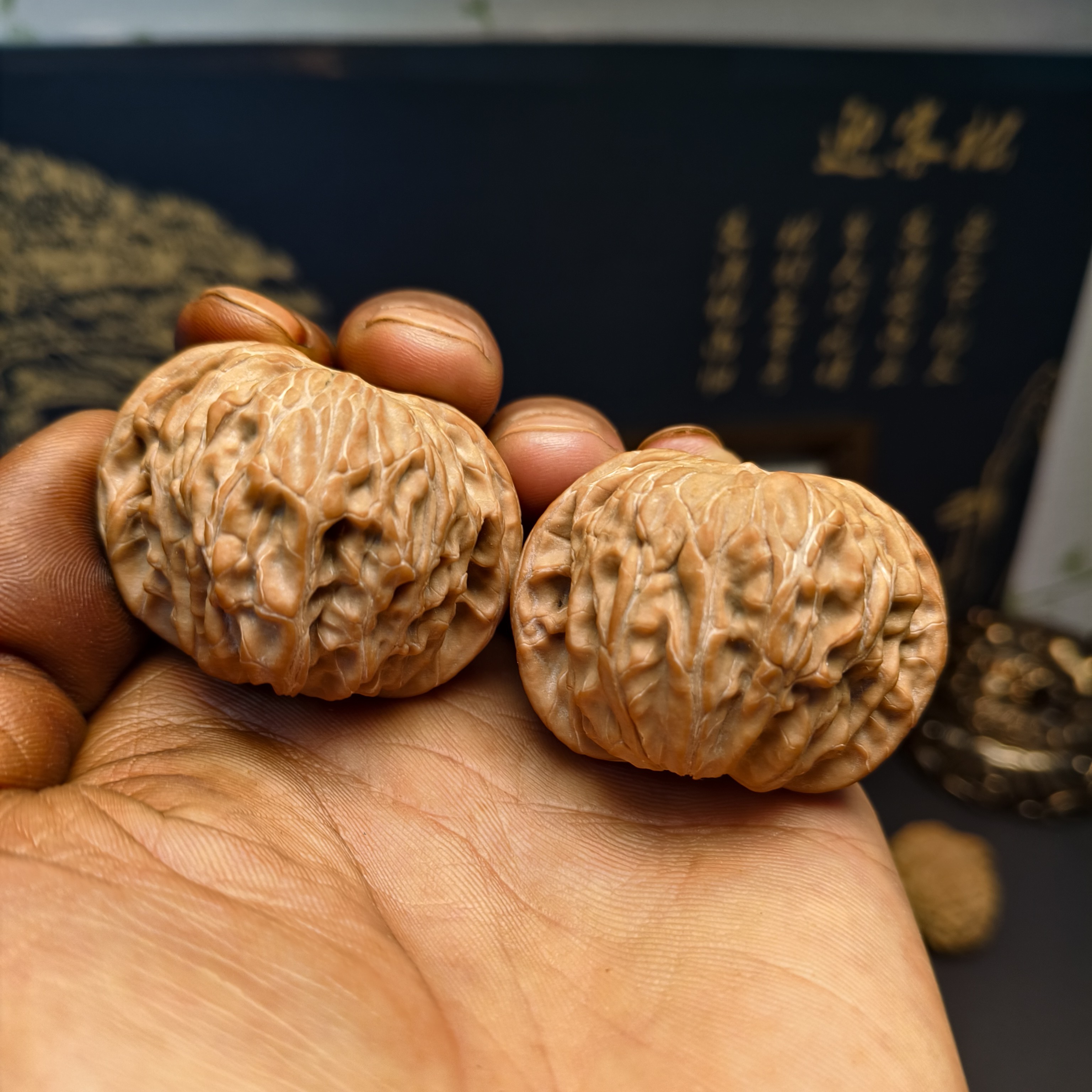 磨盘狮子头原色盘玩手把件青皮三棱文玩核桃