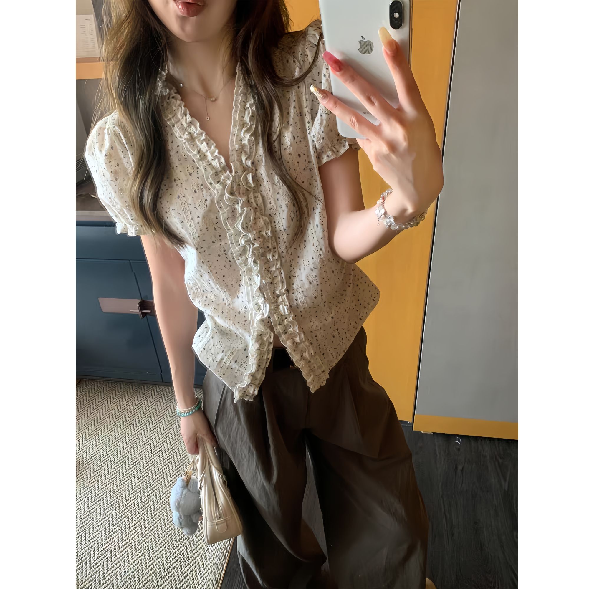 苏黎世夏 印花水溶绣花衬衫女V领显瘦短款泡泡袖休闲上衣 ZXH2222