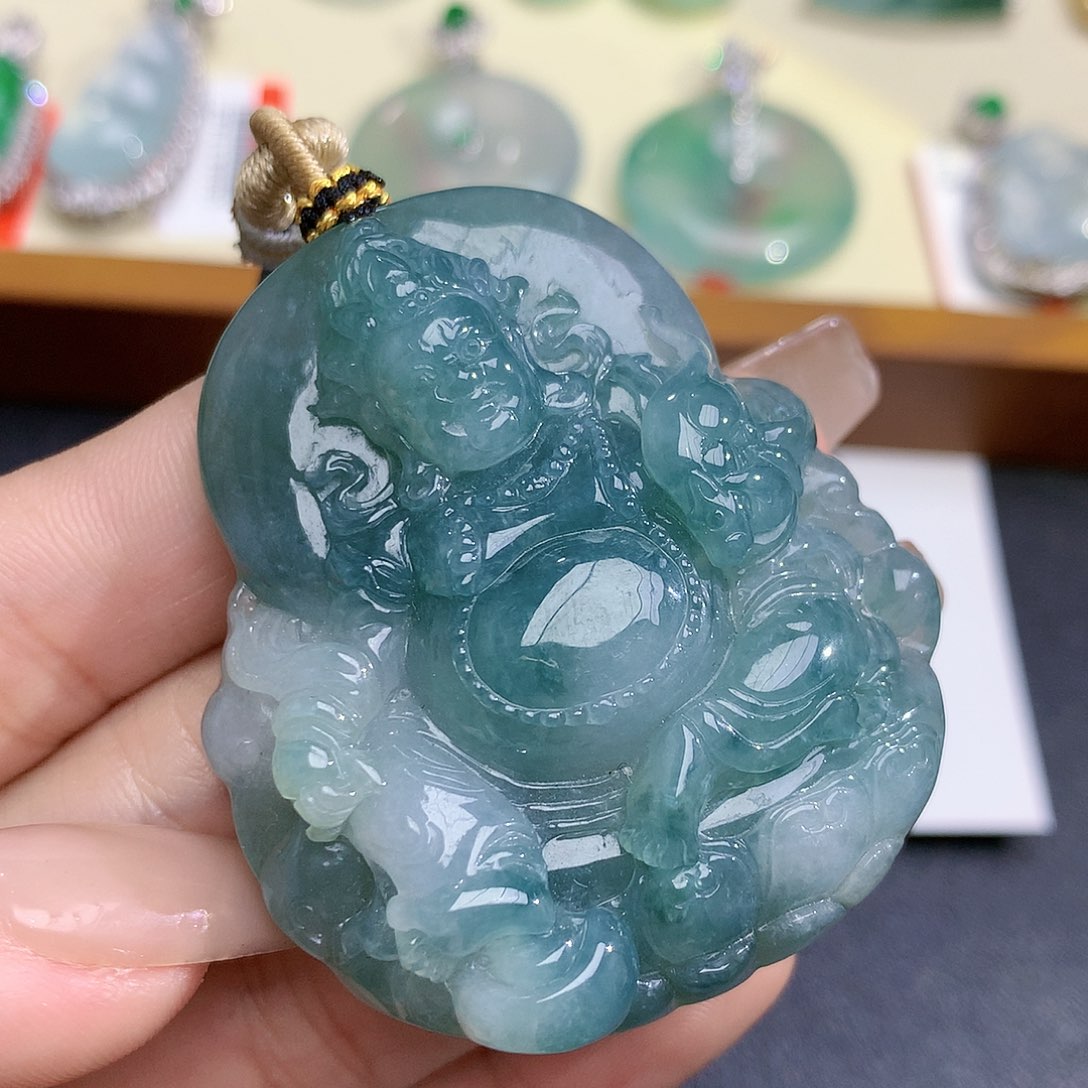 翡翠颈饰未镶嵌财神
