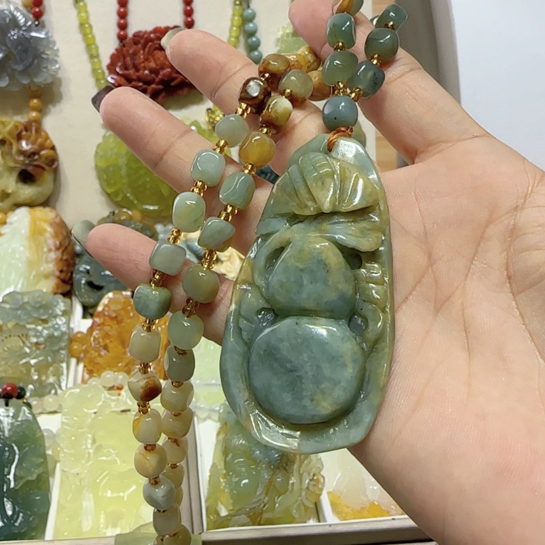 未镶嵌蛇纹石玉吊坠