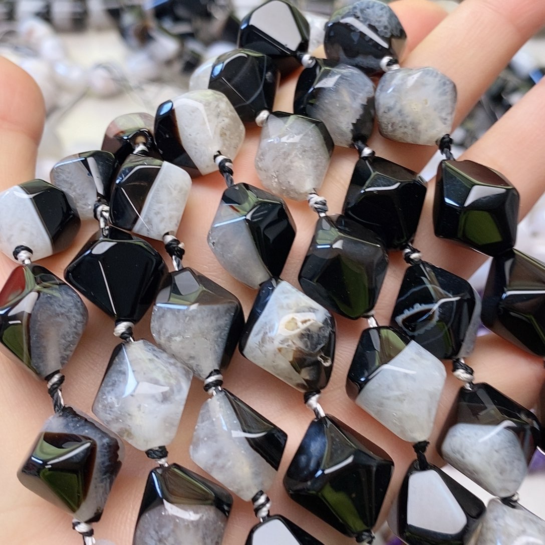 玛瑙/玉髓未镶嵌珠宝半成品卡十五左右玛瑙水晶共生一条