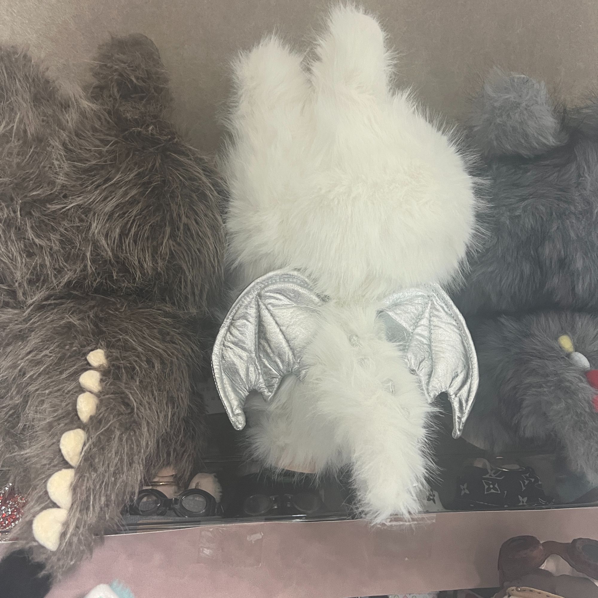 穿着衣服的搪胶毛绒娃娃