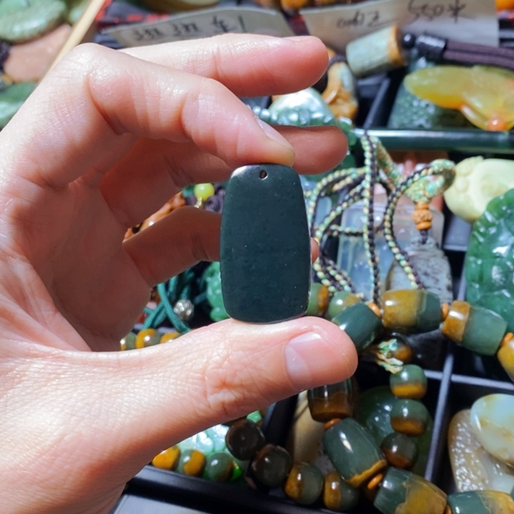 透闪石质玉颈饰未镶嵌