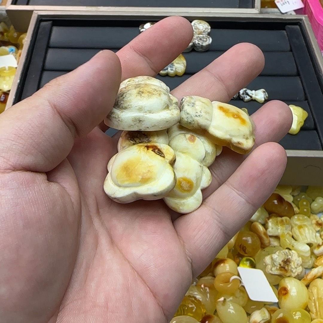 哦***哦琥珀未镶嵌裸石熊一个