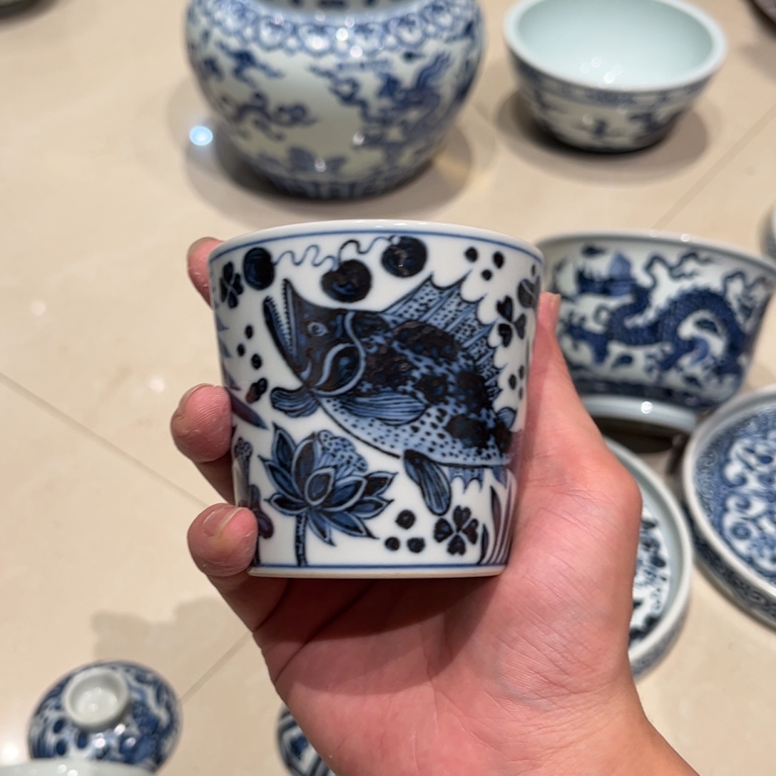 瓷片微瑕鱼藻纹冰桶杯