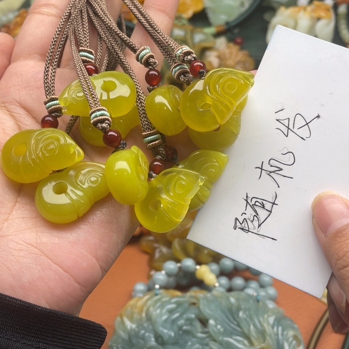 蛇纹石玉吊坠合金