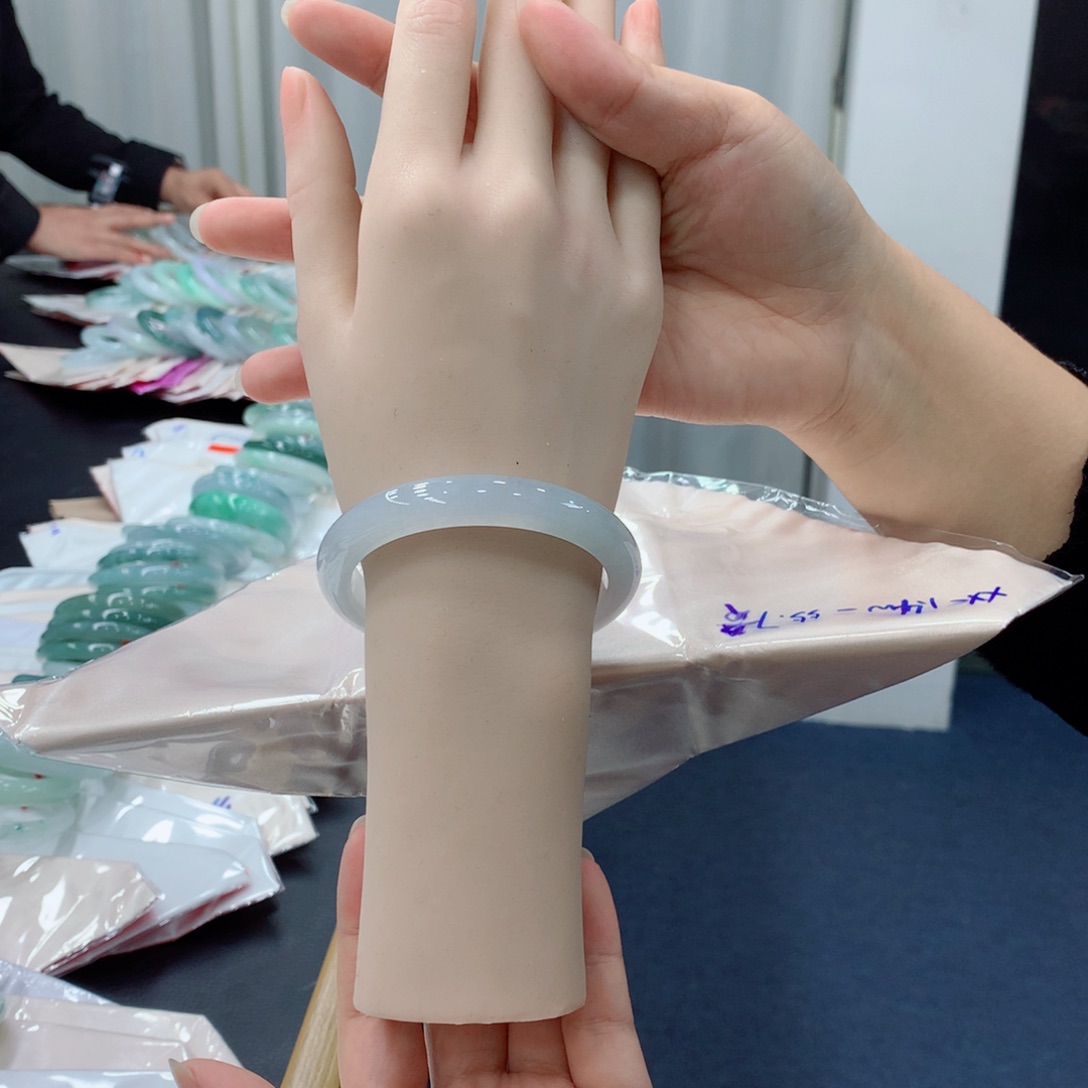翡翠未镶嵌手镯48小时