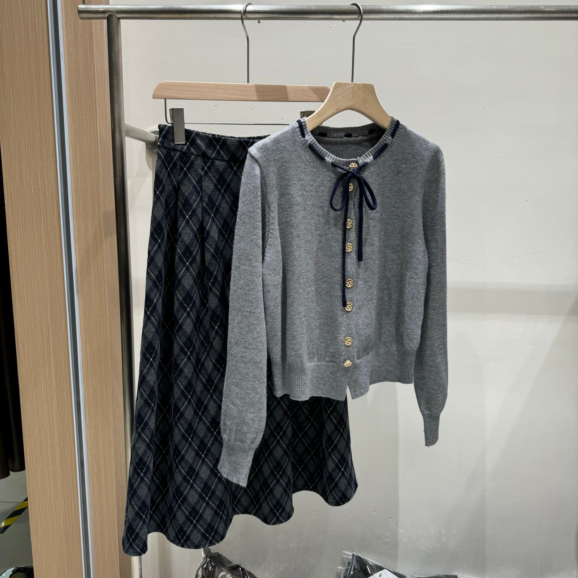 韩系小香风套装女2025秋季新款长袖针织开衫格子半身裙两件套