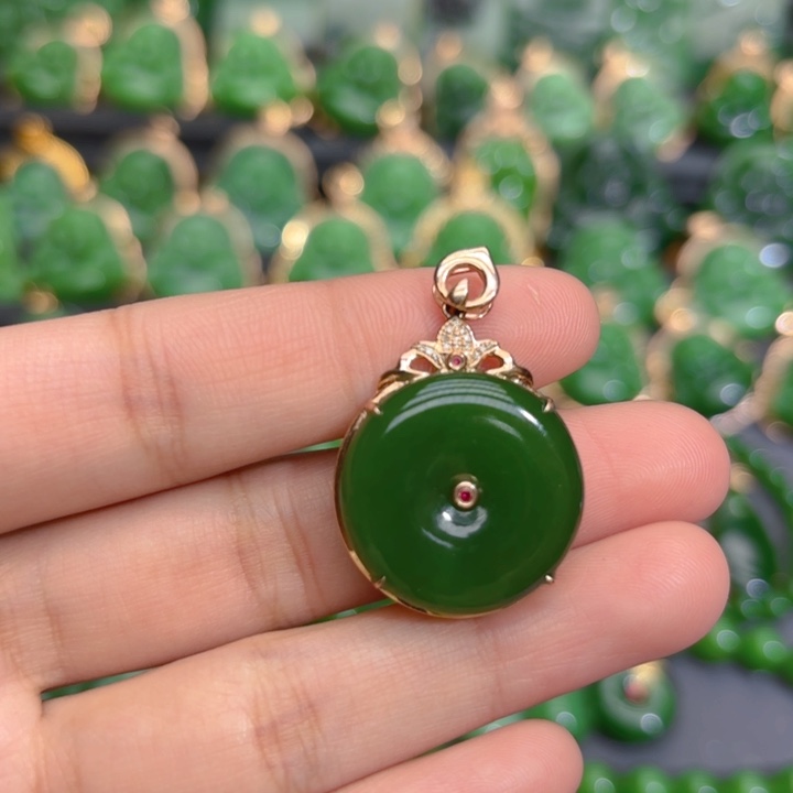 颈饰18K金镶嵌和田玉（碧玉）