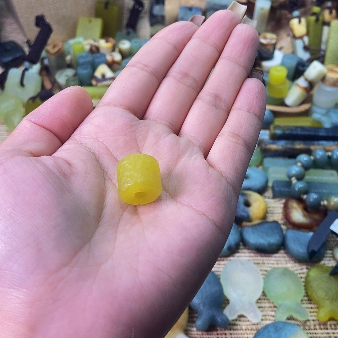 未镶嵌蛇纹石玉挂件。*。