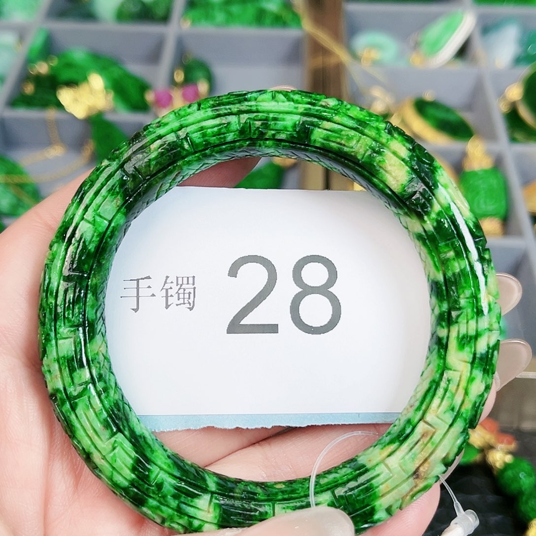 翡翠颈饰未镶嵌?*子手镯