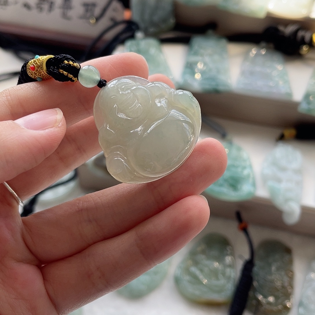 翡翠未镶嵌颈饰佛公