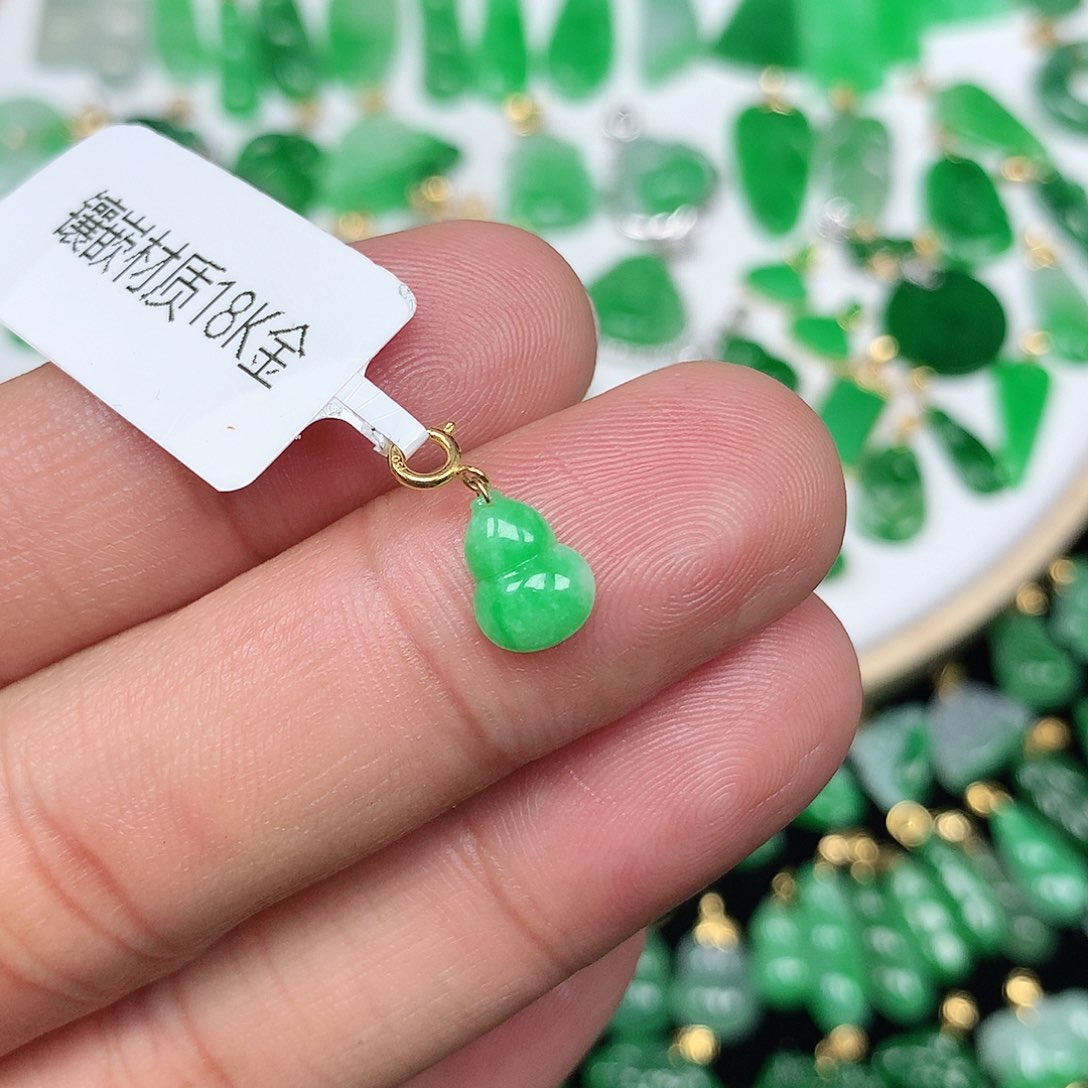 翡翠配石18K金扣 小巧精美飘阳绿小葫芦