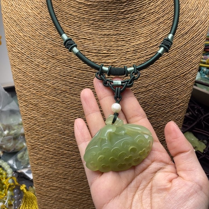 蛇纹石玉吊坠合金