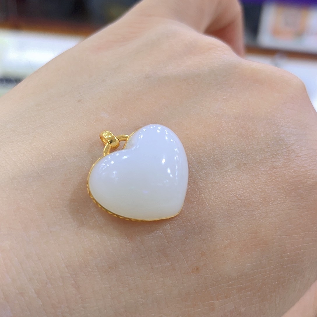 18K金镶嵌手镯和田玉在*