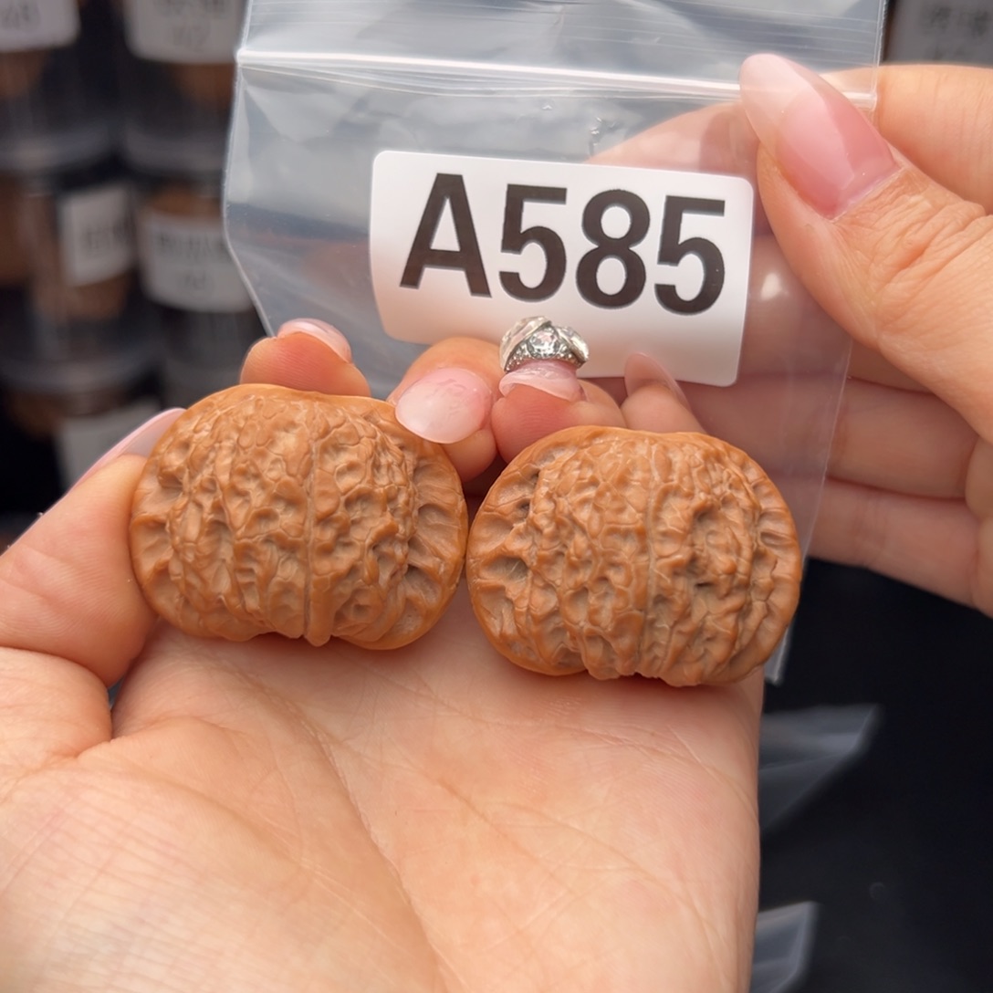 文玩核桃吊坠血麒麟41