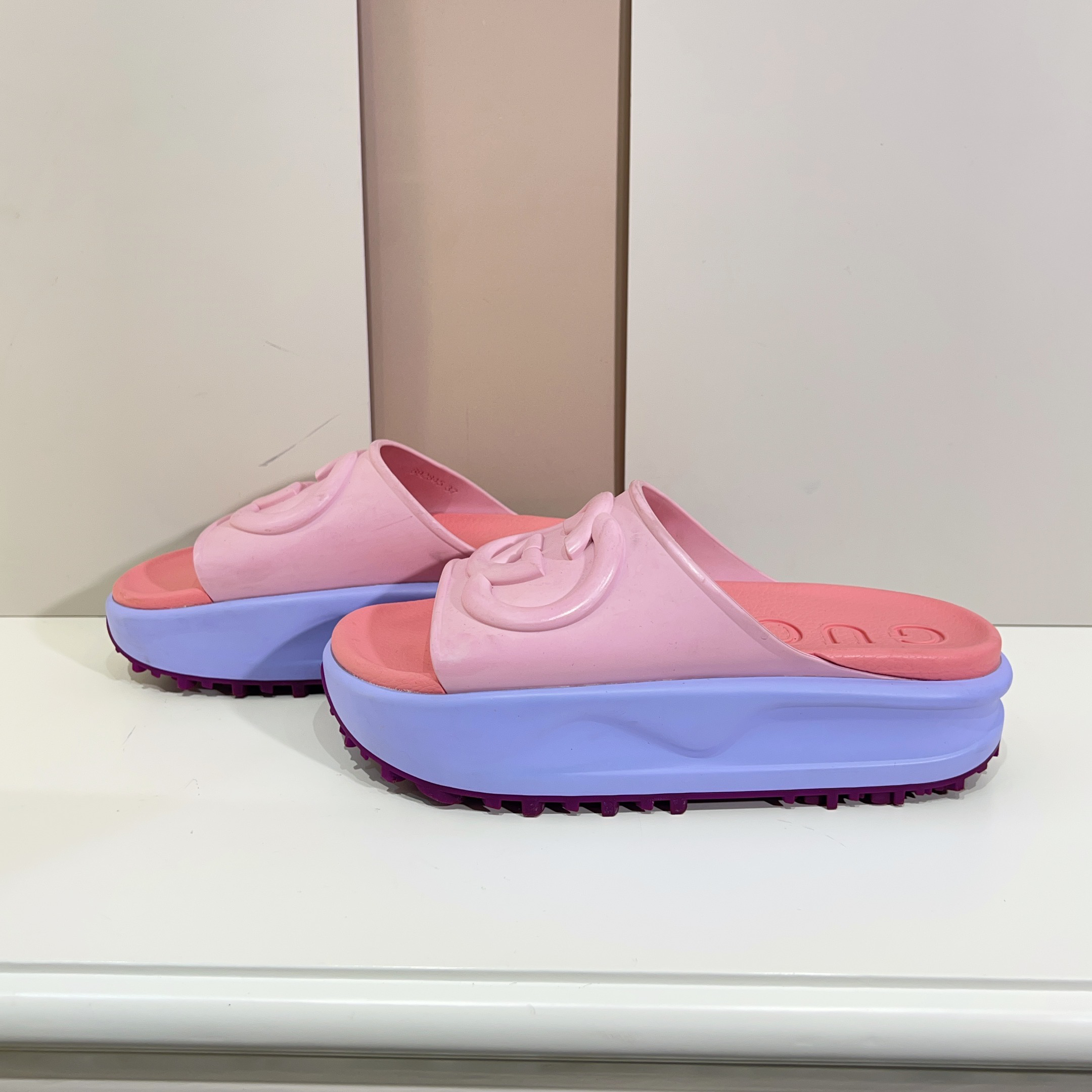 95新 GUCCI/古驰 古驰凉鞋37码 cj5011