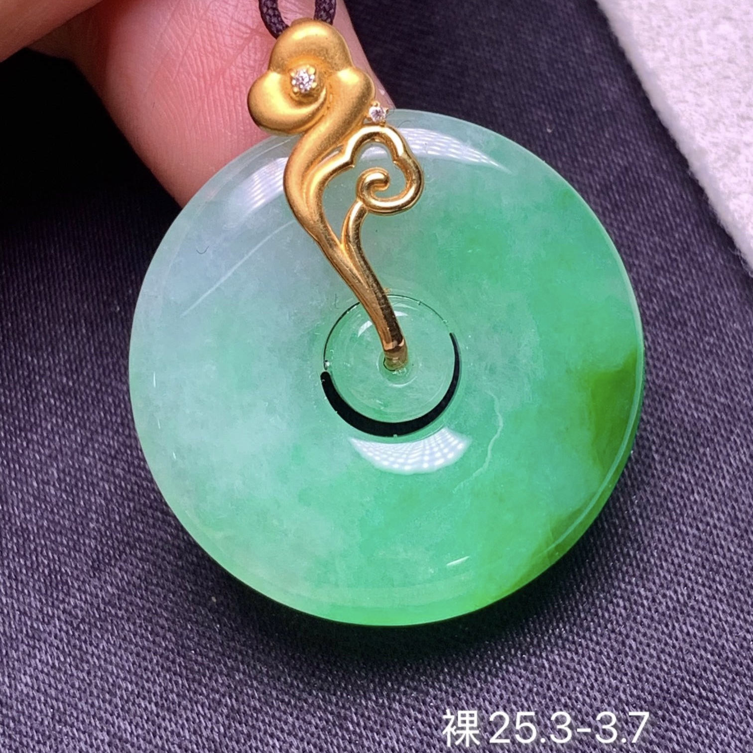 高冰飘绿子母扣天然翡翠吊坠 颜色辣 品质不错 镶嵌精致