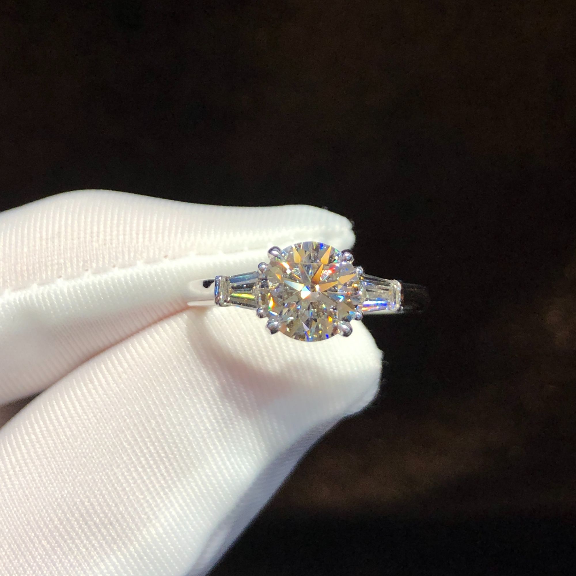 实验室培育钻石三石款钻戒 圆+梯方18K金镶 婚戒/纪念/惊喜