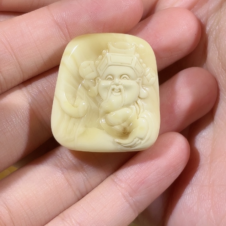 琥珀未镶嵌颈饰蜜蜡财神