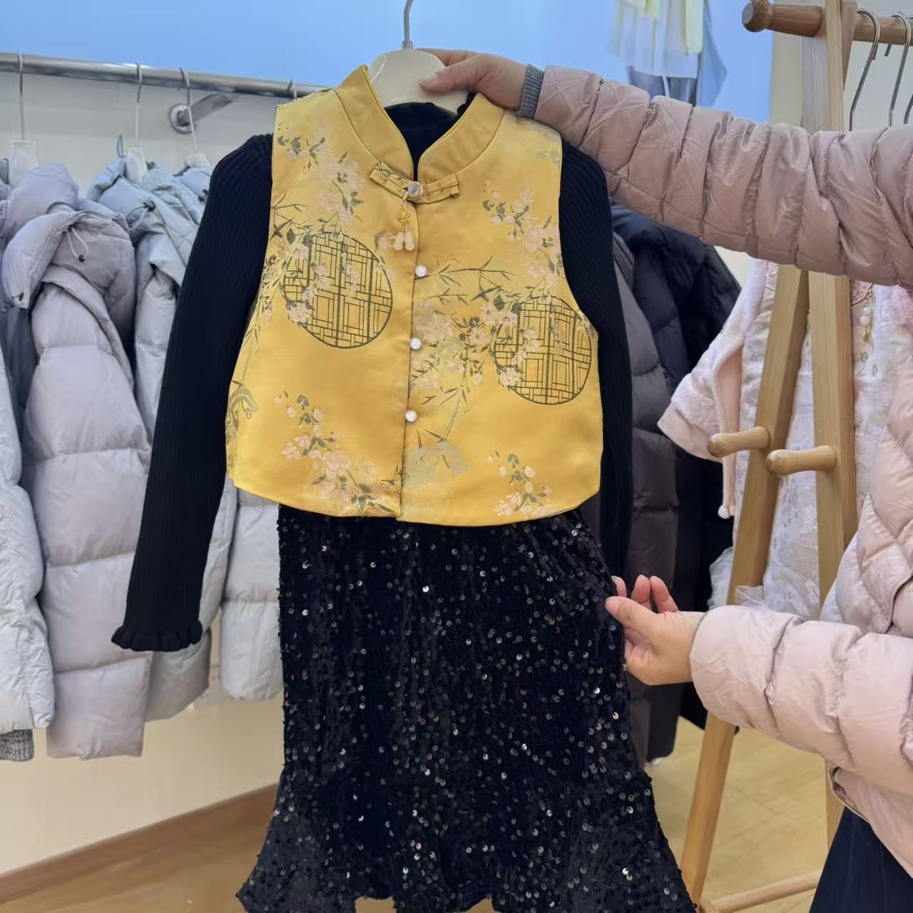 2025年小彩虹儿童冬季新款马甲连衣裙套装66100