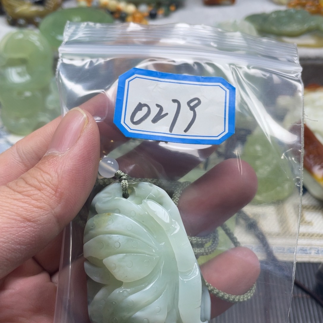 蛇纹石玉颈饰未镶嵌吊坠