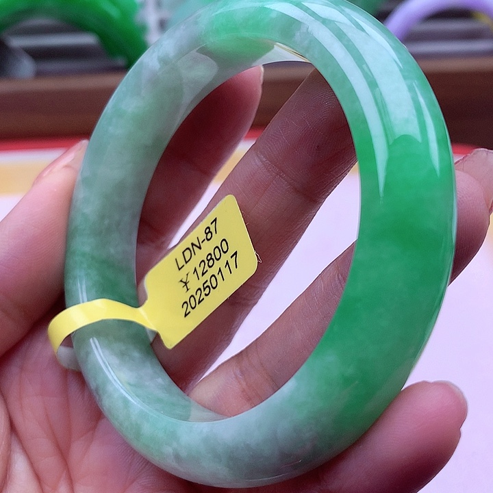 翡翠手镯未镶嵌翡翠