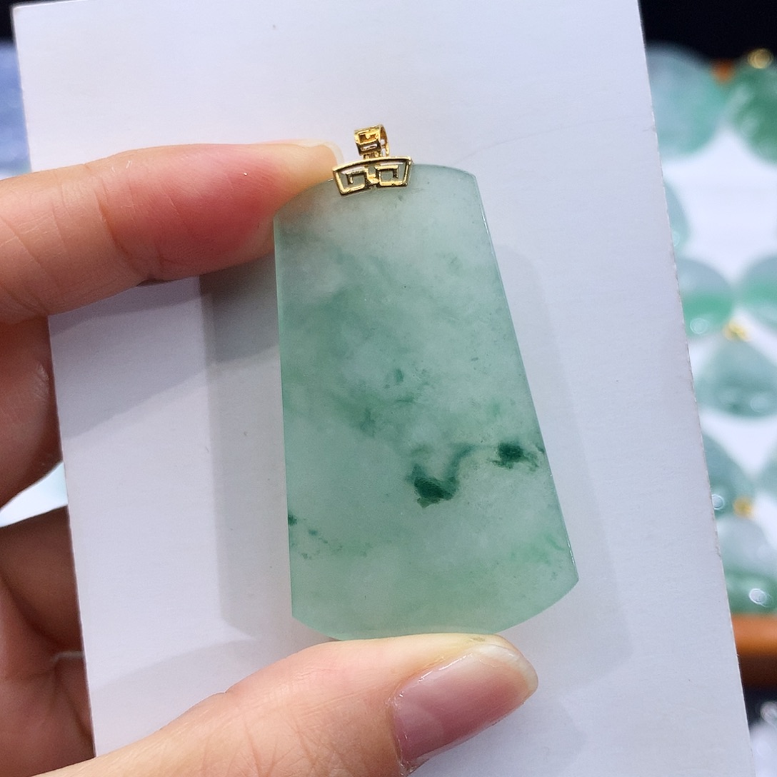 翡翠18K金镶嵌颈饰翡翠吊坠