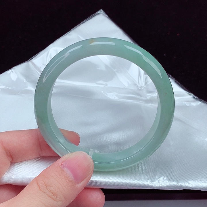 翡翠手镯未镶嵌翡翠