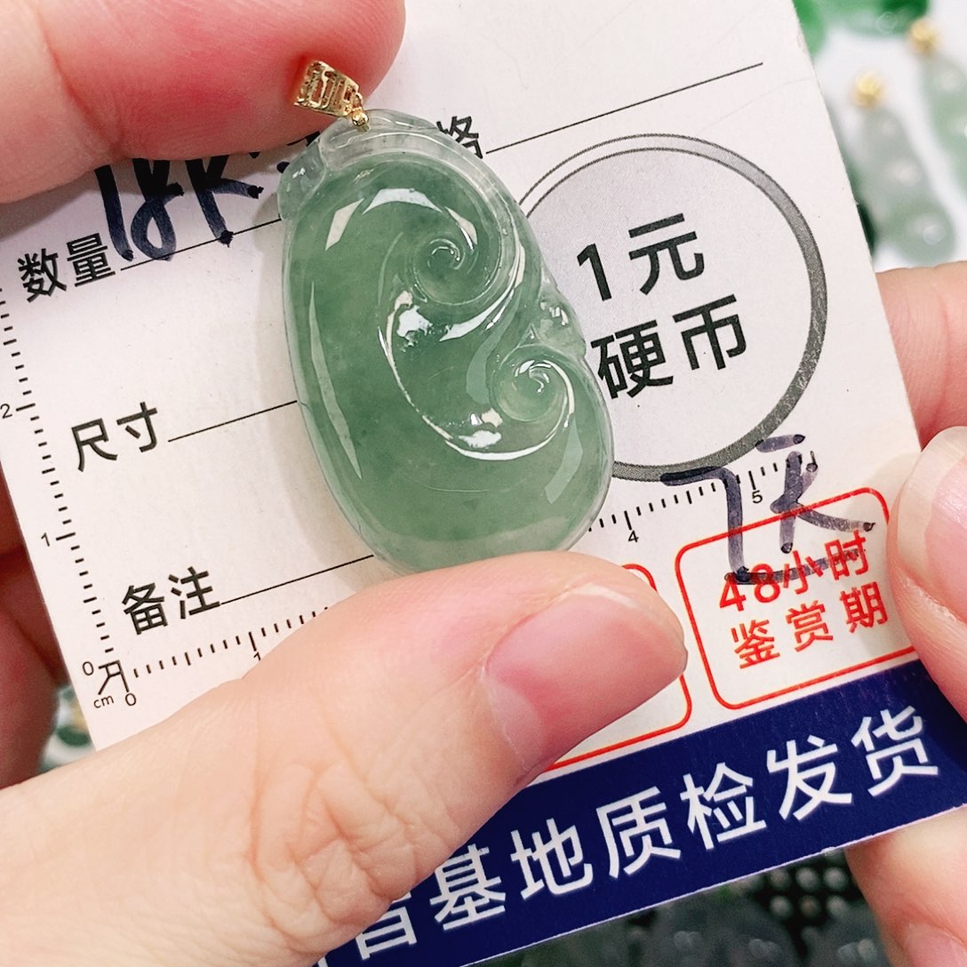 翡翠18K金镶嵌颈饰吊坠