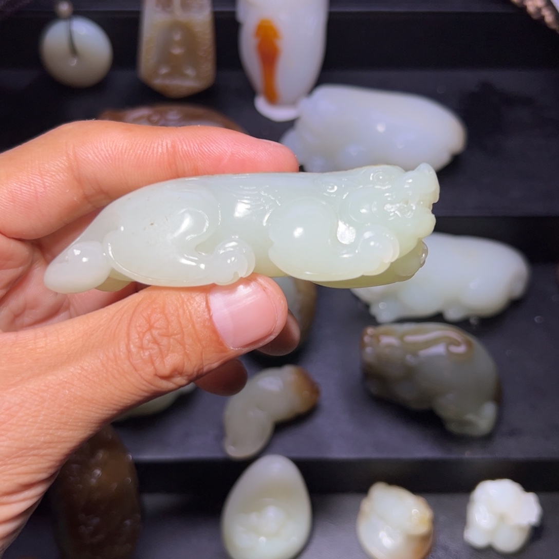 戴***红和田玉未镶嵌颈饰