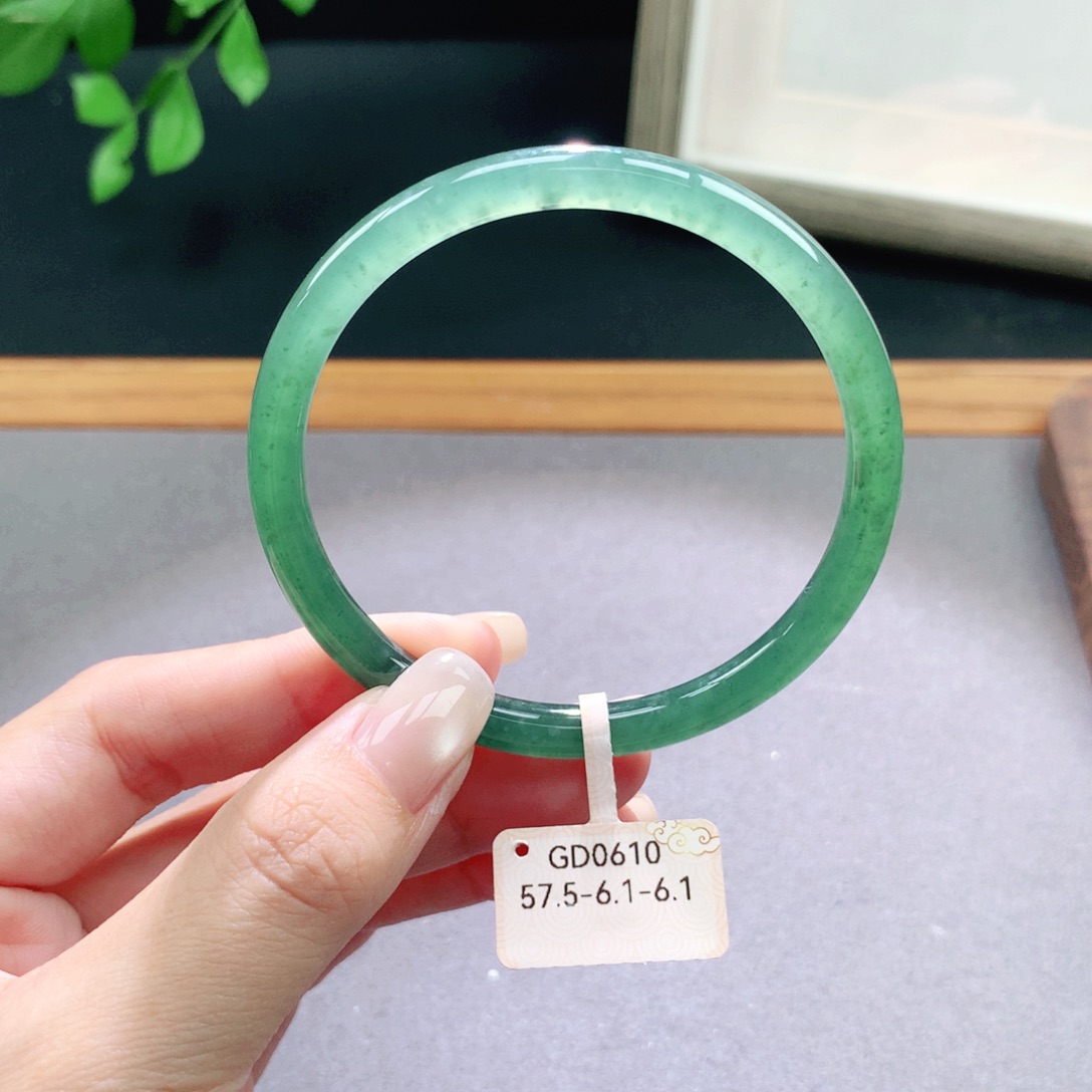 翡翠手镯未镶嵌天然翡翠