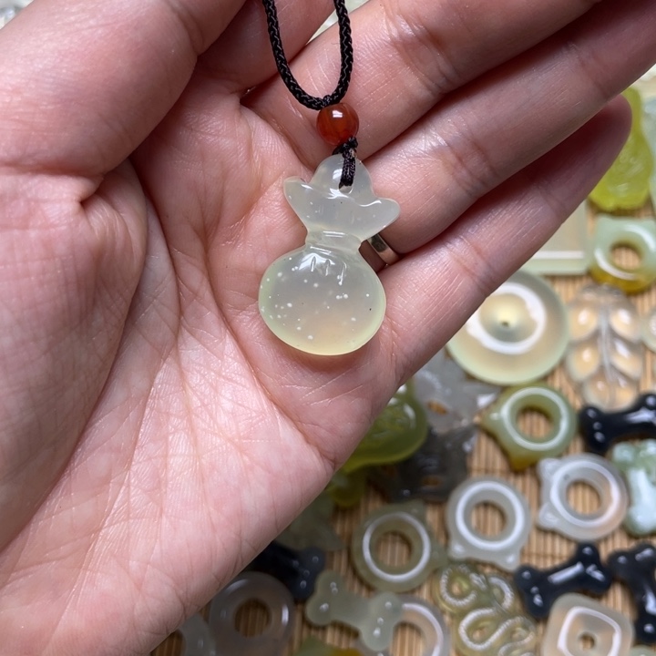 蛇纹石玉颈饰未镶嵌