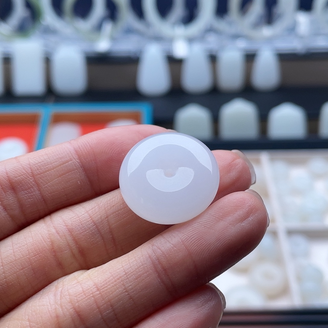 L****和田玉未镶嵌颈饰