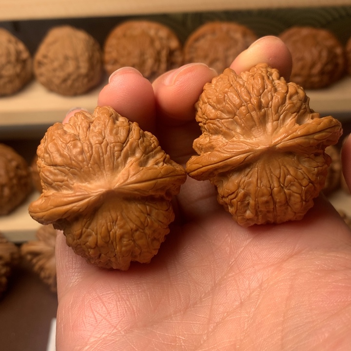 文玩核桃吊坠阿*血麒麟