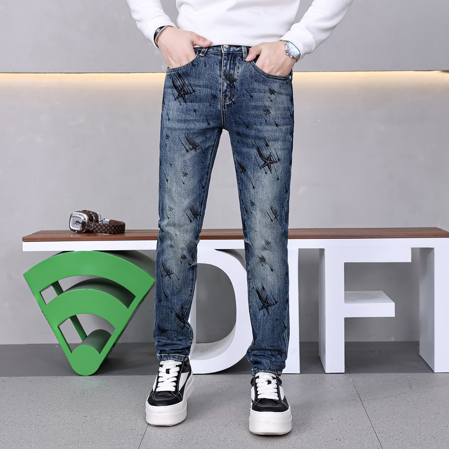 秋冬新款破洞牛仔裤男潮牌修身小脚蓝色弹力潮流休闲长裤子76103